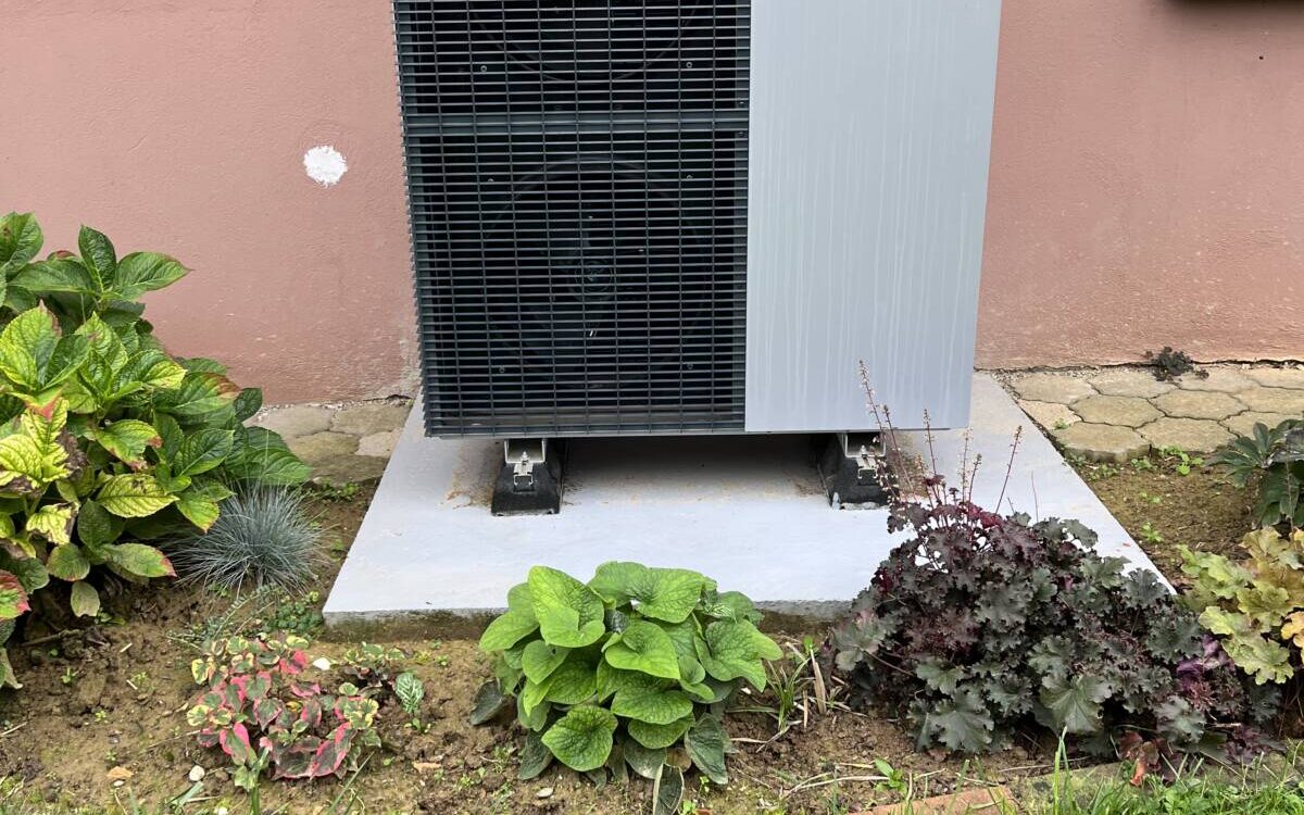 PAC FERNABACH 1200X750 | Chauffage Adolff Comment une pompe à chaleur peut-elle réduire votre dépendance aux énergies fossiles ? Obernai